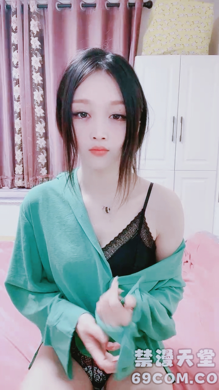 【禁漫直播】新人下海美女！跳蛋自慰叫起来骚！奶子有点垂,跳蛋假屌齐上阵,一脸享受,边插穴边扣菊花